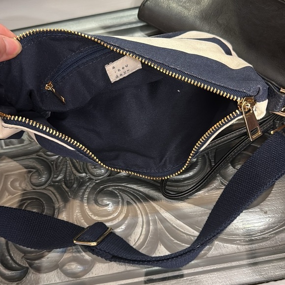 Two small Target bags navy and white crossbody and black wristlet wallet - Picture 7 of 9